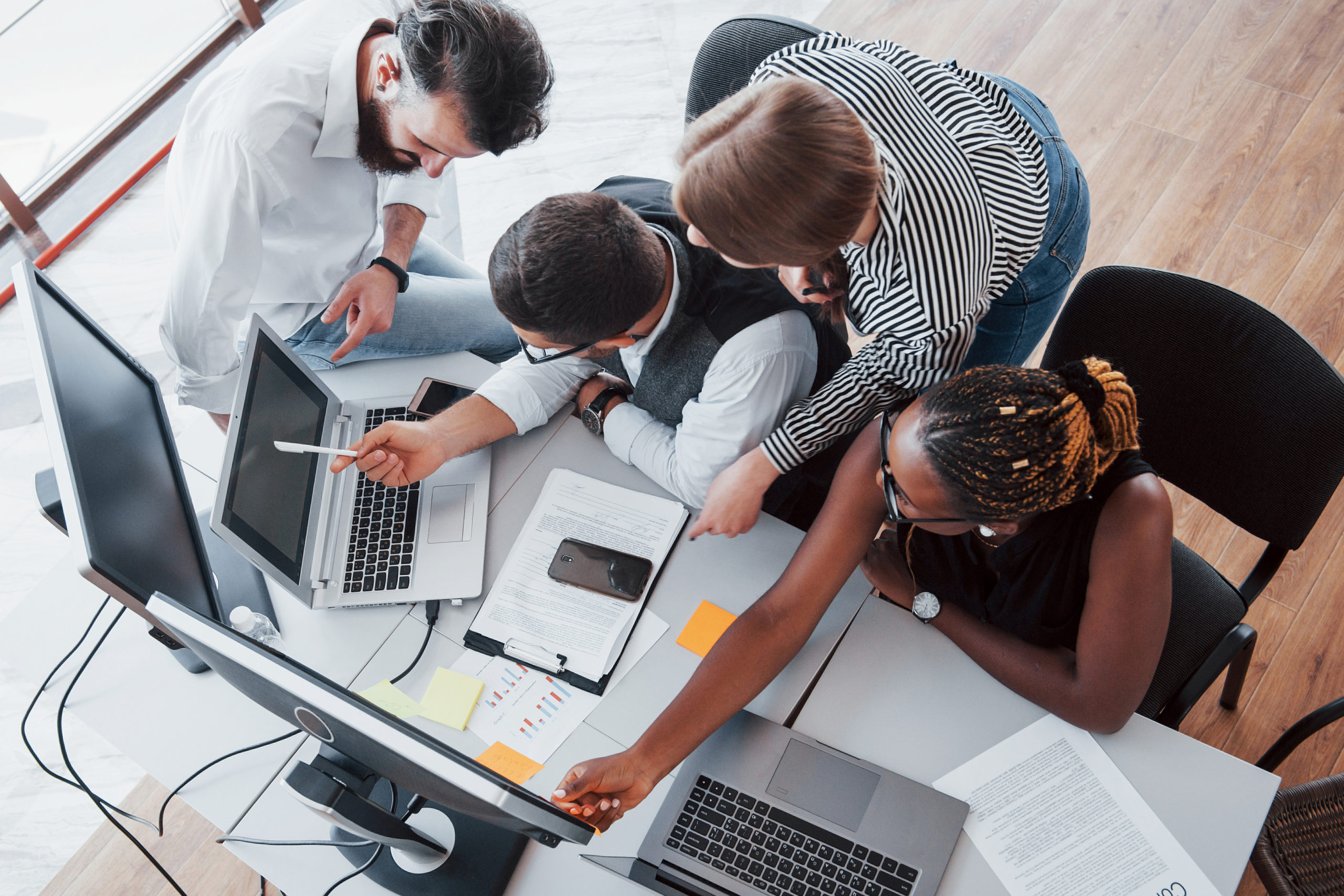 Quais são os componentes-chave do modelo Agile Squads?